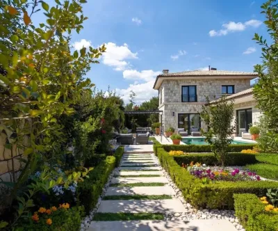 Site ve Villalar İçin En Kullanışlı 10 Peyzaj Bitkisi (2026 Rehberi)